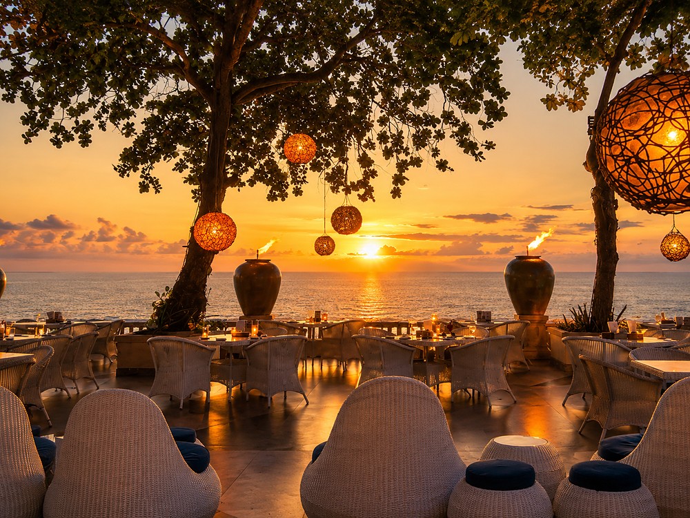 Restaurante ao ar livre em Bali ao entardecer, com vista para o mar