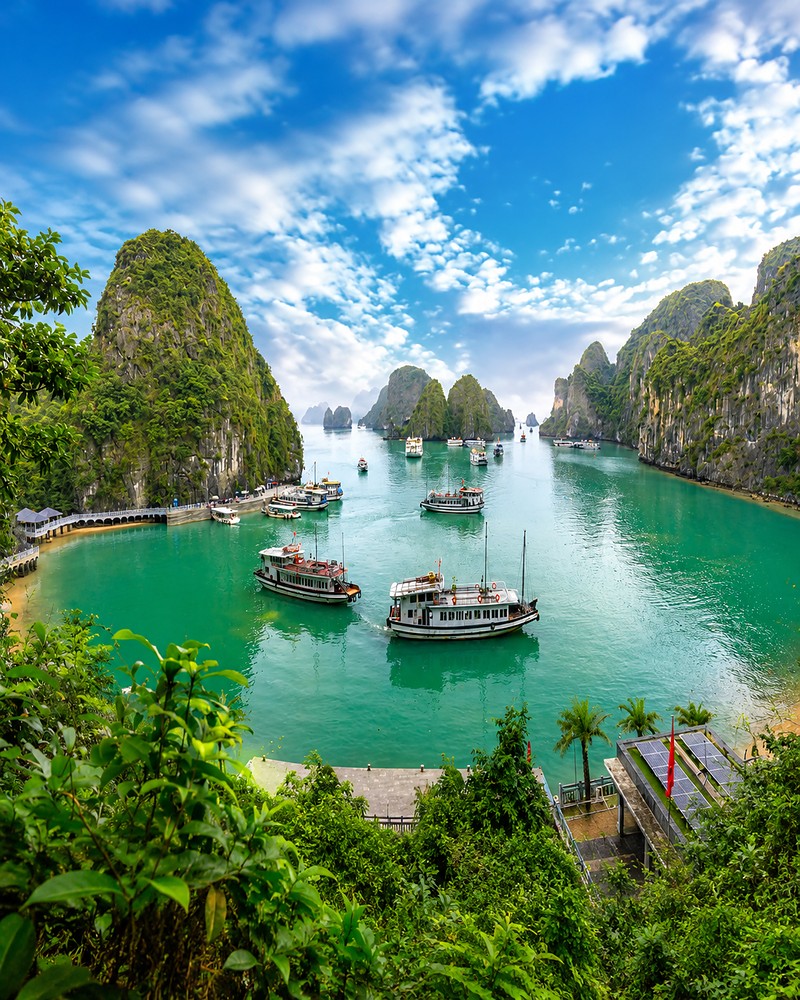 Baía de Ha Long, com formações rochosas e barcos, Vietnã
