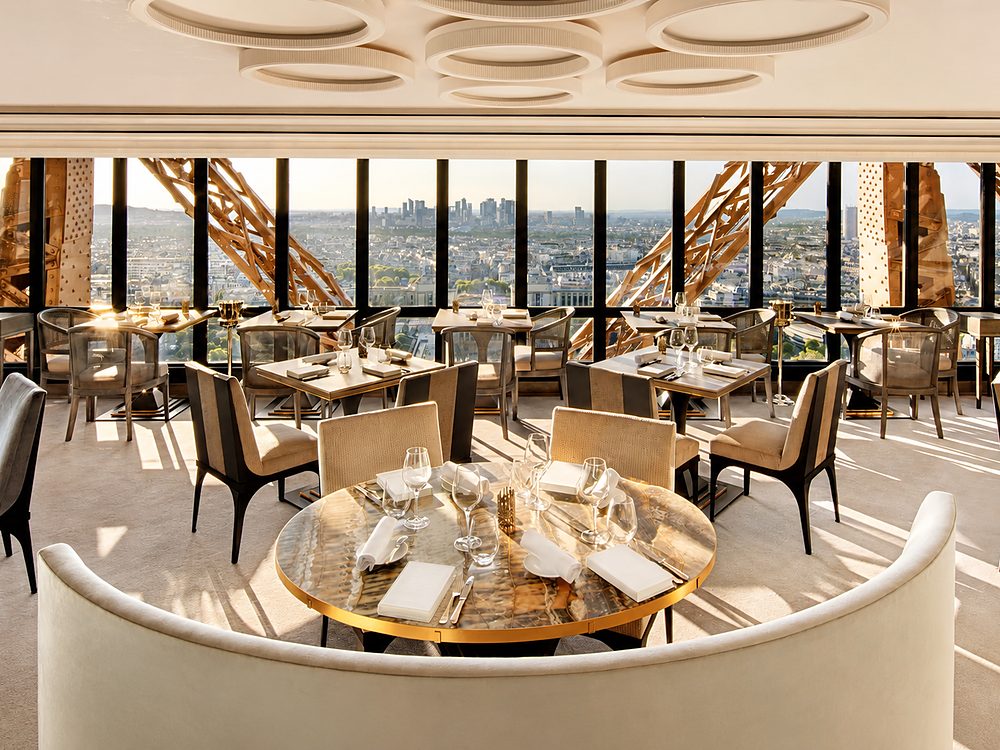Restaurante elegante dentro da Torre Eiffel, com vista panorâmica de Paris